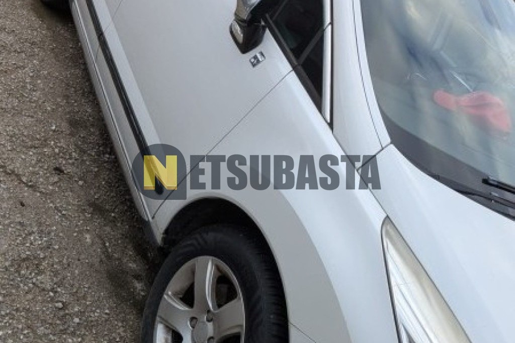 Peugeot 3008 HYbrid4 2012