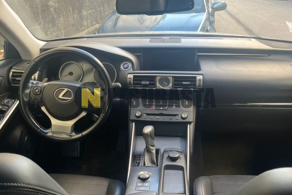 Lexus IS 300h 2016