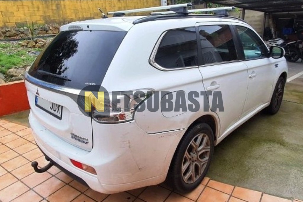 Mitsubishi Outlander PHEV 4WD 2015