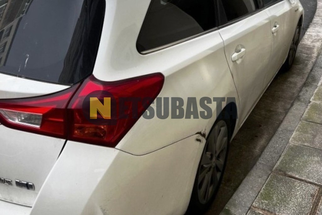 Toyota Auris Touring Sport Hybrid 2014