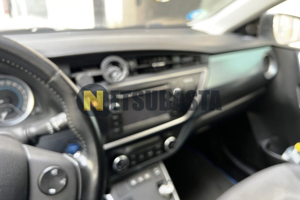 Toyota Auris Touring Sport Hybrid 2014