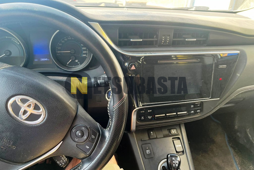 Toyota Auris Touring Sport 1.8 140H e-CVT 2015
