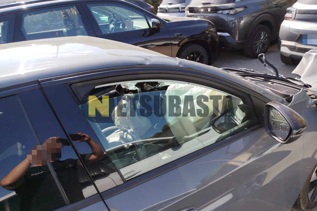 Peugeot 208 Hybrid e-DCS6 2026