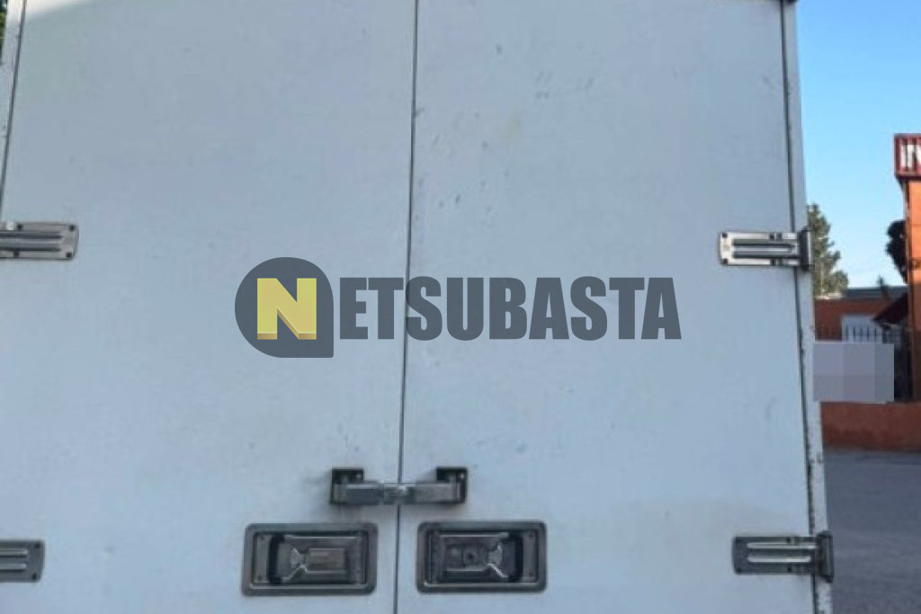 Nissan Atleon 35.13 2004